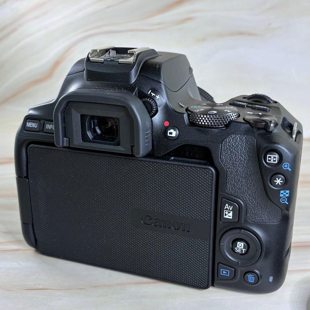 Canon　キャノン　EOS Kiss X10　レンズ付き 美品