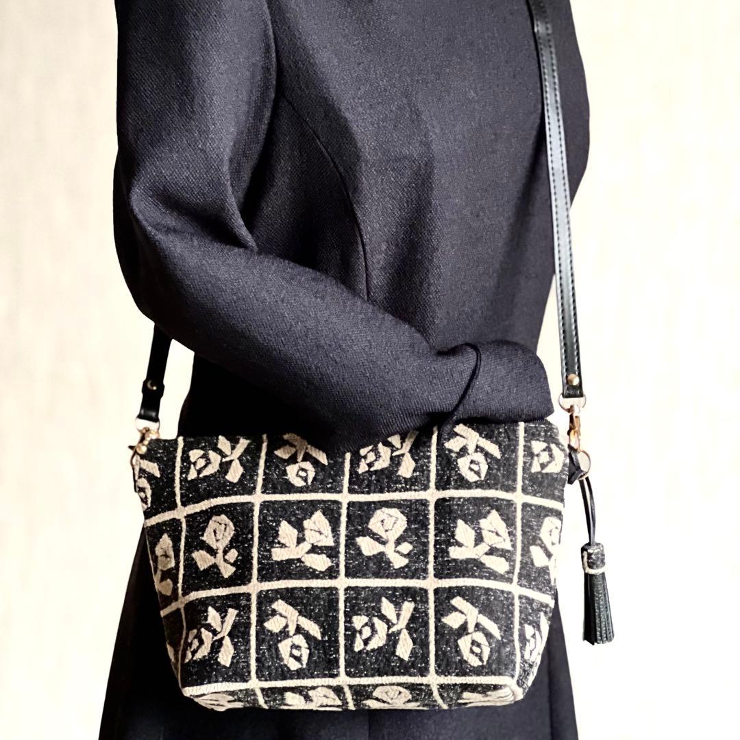 Lulu small beigeショルダーバッグMB510-081