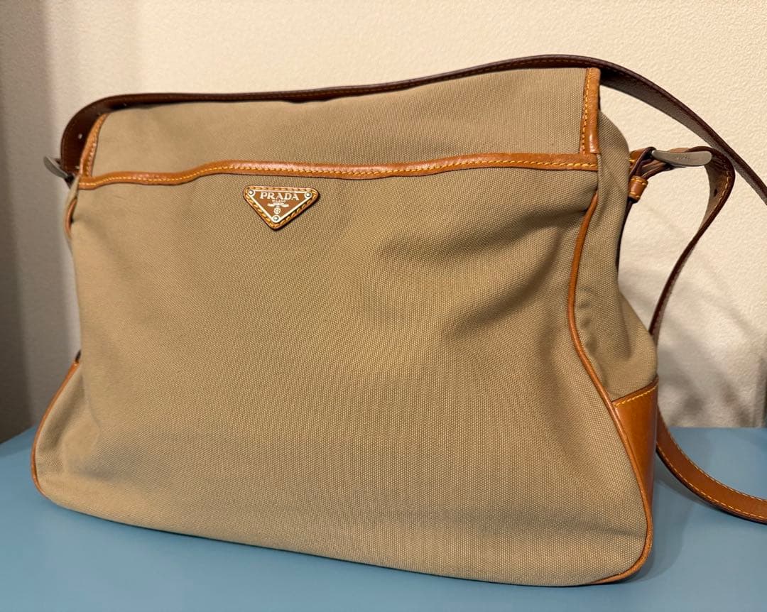 プラダ メッセンジャーバッグ ベージュ