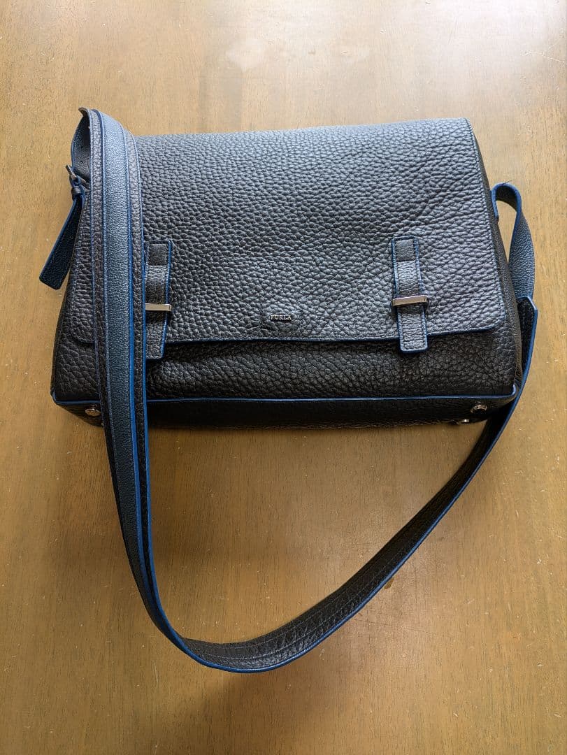 極美品✨FURLA ショルダーバッグ　クロスボディ　大容量　ブラック　レザー