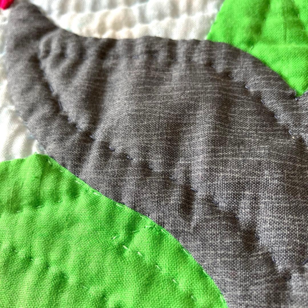 ハワイアンキルト　モンステラとプルメリア鯨の尻尾のタペストリー