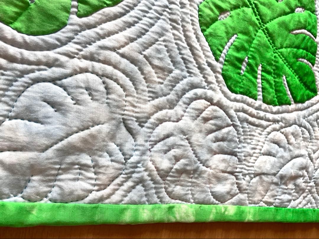 ハワイアンキルト　モンステラとプルメリア鯨の尻尾のタペストリー