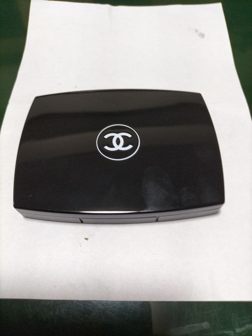 CHANEL　ウルトラルタンコンパクト 20 ファンデーション