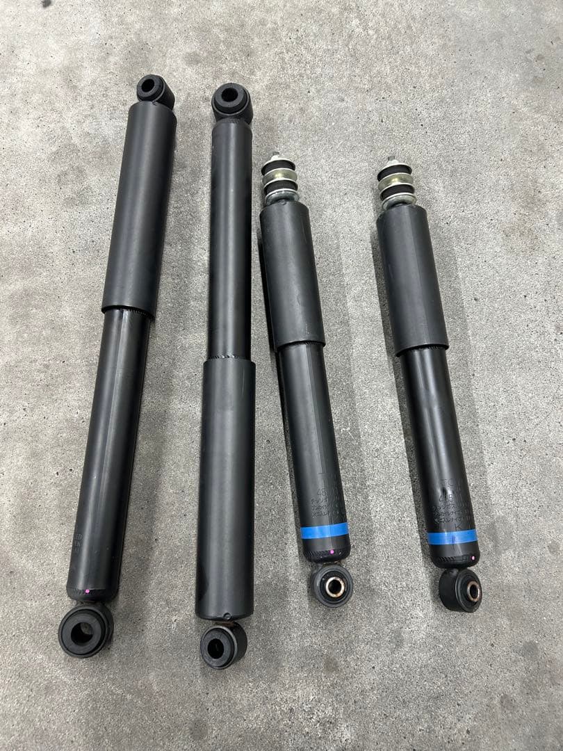 ハイエース200系7型ショックアブソーバーセット2023年5月新車外し4本セット