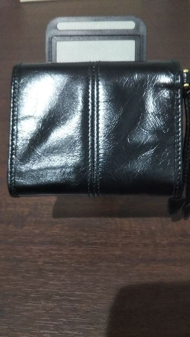 【美品】PRADA ソフトルックスレザートライアングルコンパクトウォレット