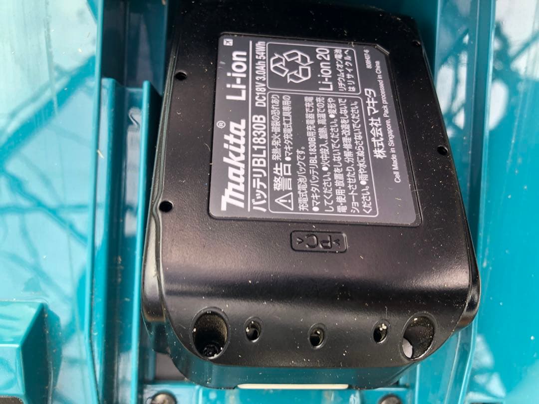 マキタ　充電式芝刈り機　MLM230D 純正バッテリー付きそれ以外付属品無し