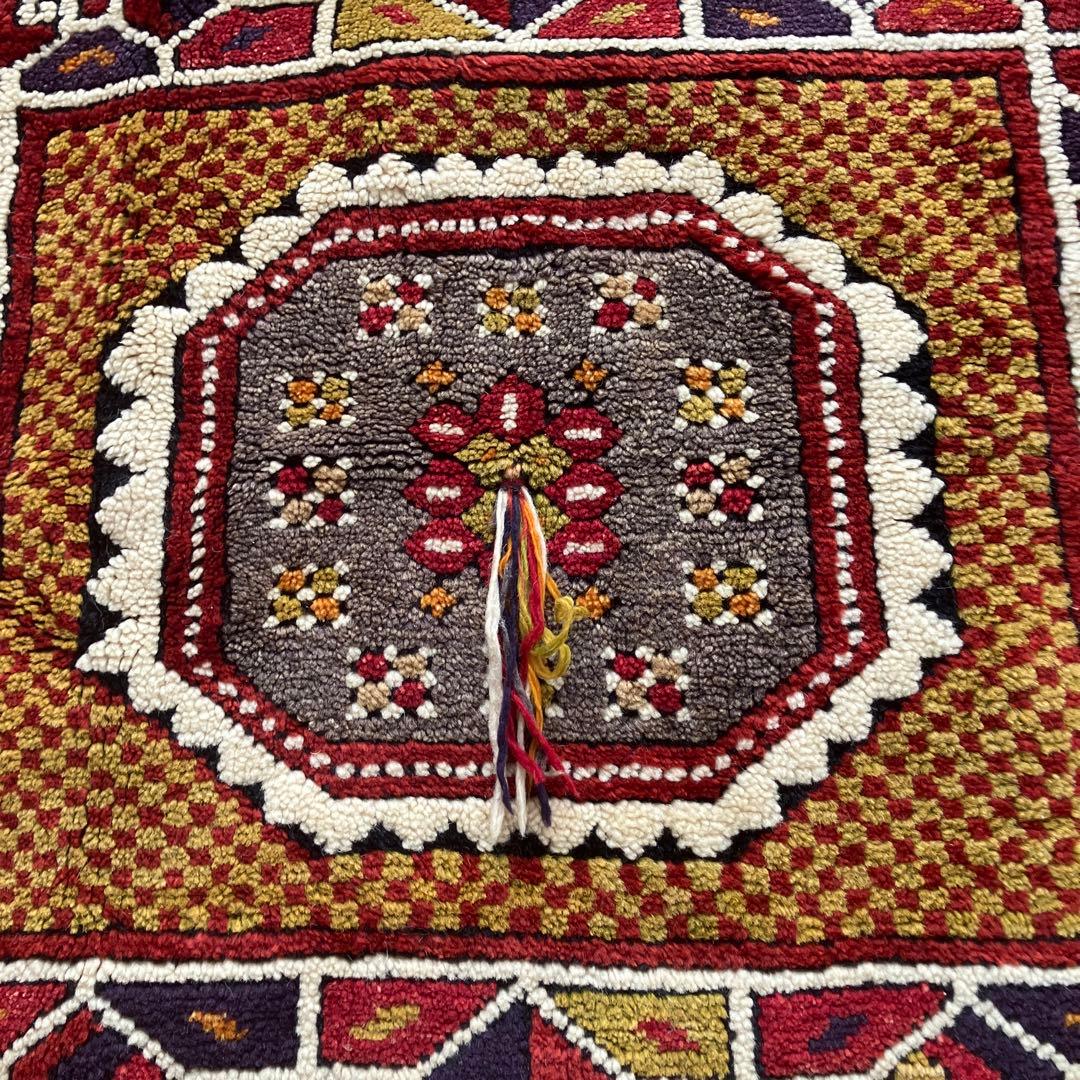 実物を見たら感動ものです！とても貴重なトルコオールド絨毯　素晴らしい色合い