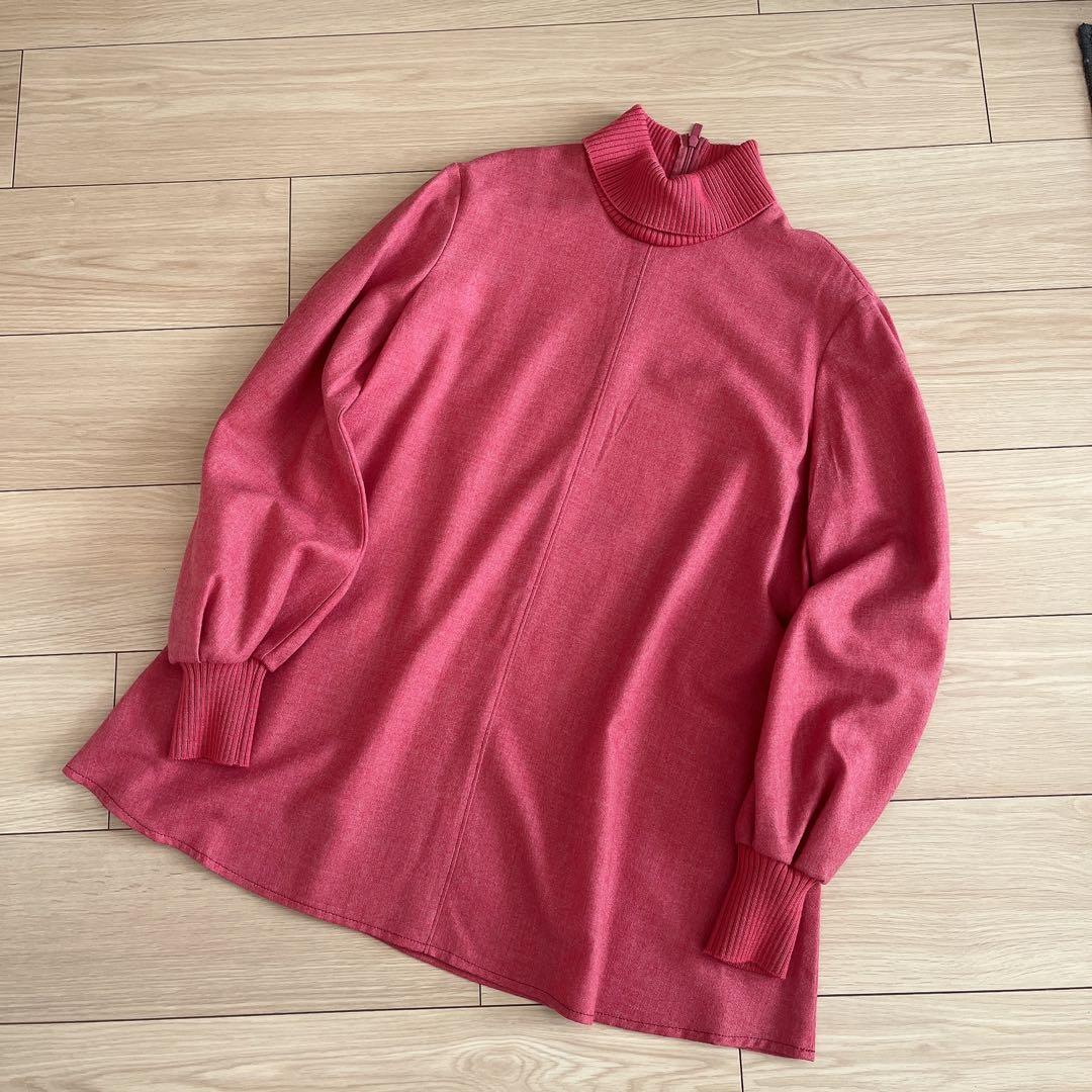 Rene ルネ　ニットカフス　タートルネック　ブラウス　Aライン　赤