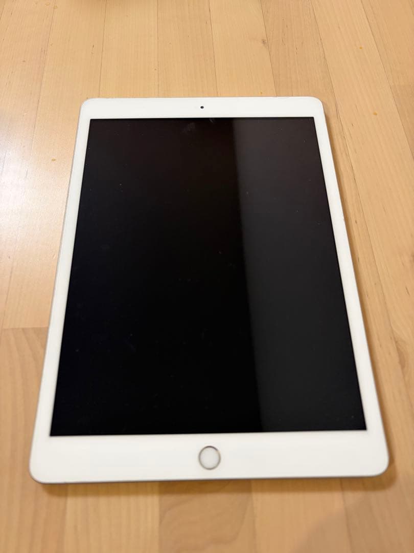 Apple iPad シルバー 本体　第8世代　32GB
