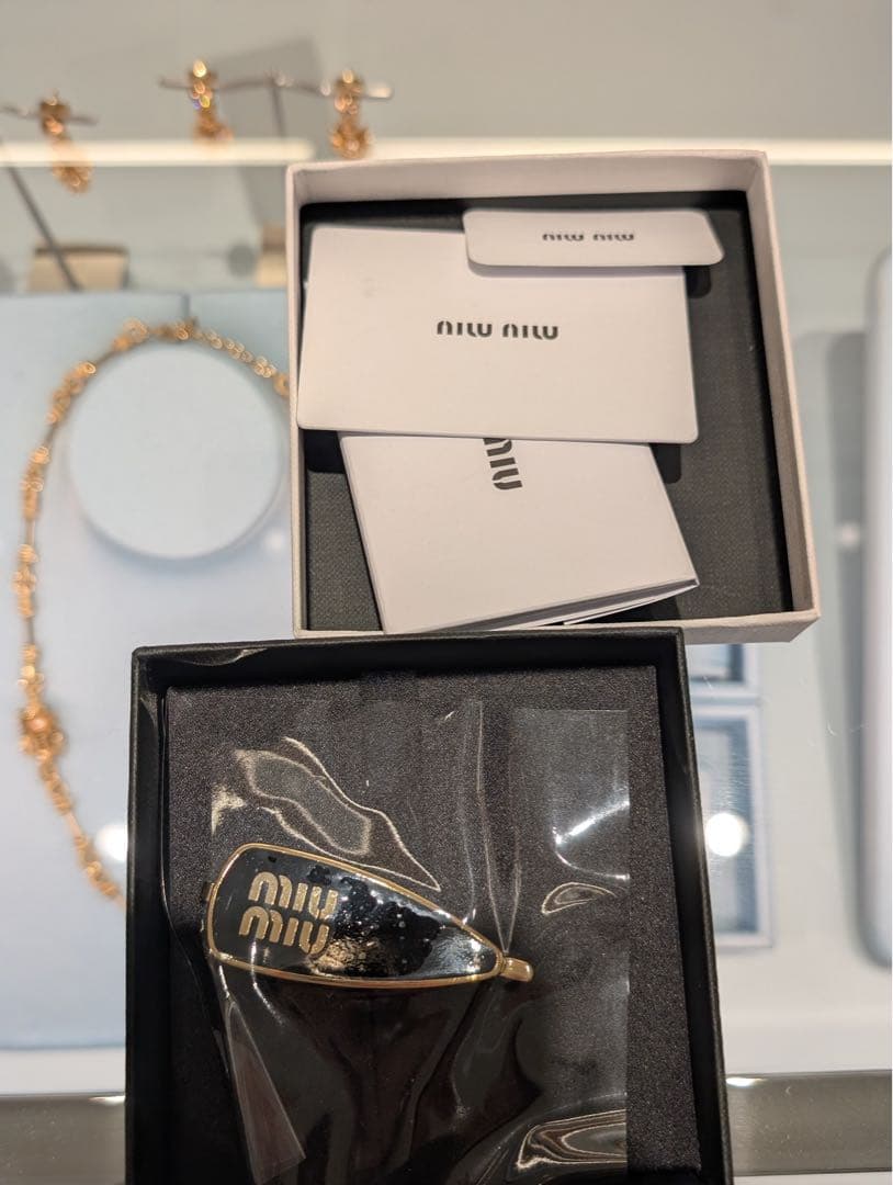 【新品未使用】miumiuエナメルメタル ヘアクリップ ブラック