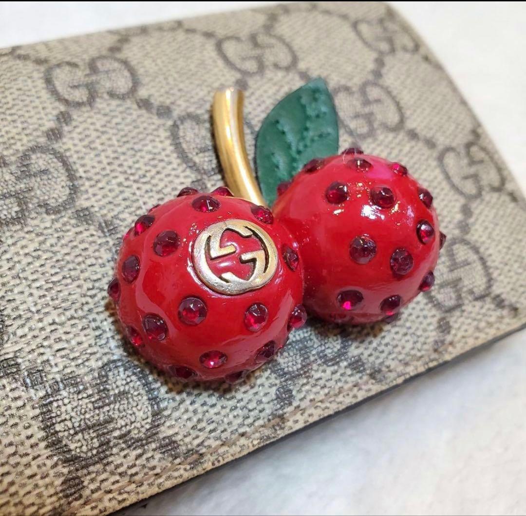 美品 グッチ GGスプリーム 2つ折り財布 チェリー インターロッキング