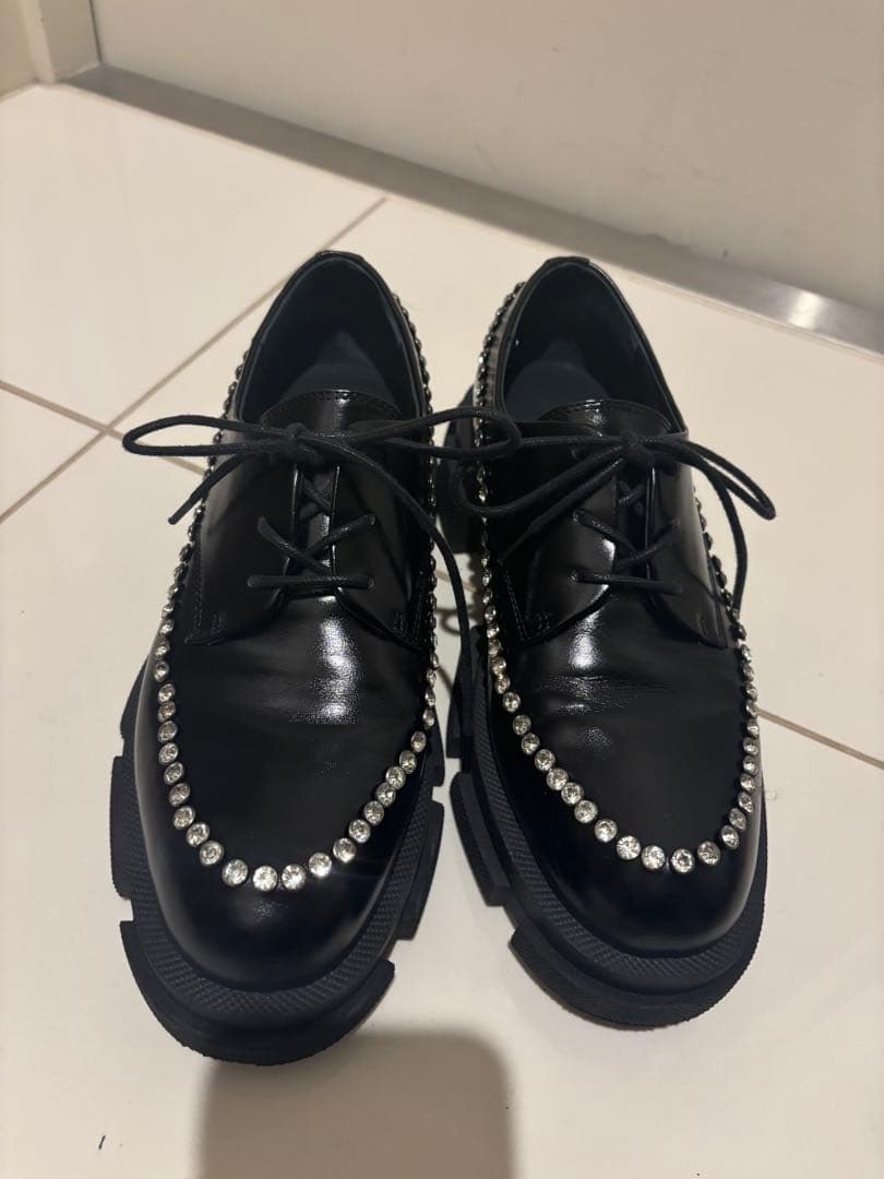 -MANA-ストーン付きブラックレザーシューズ