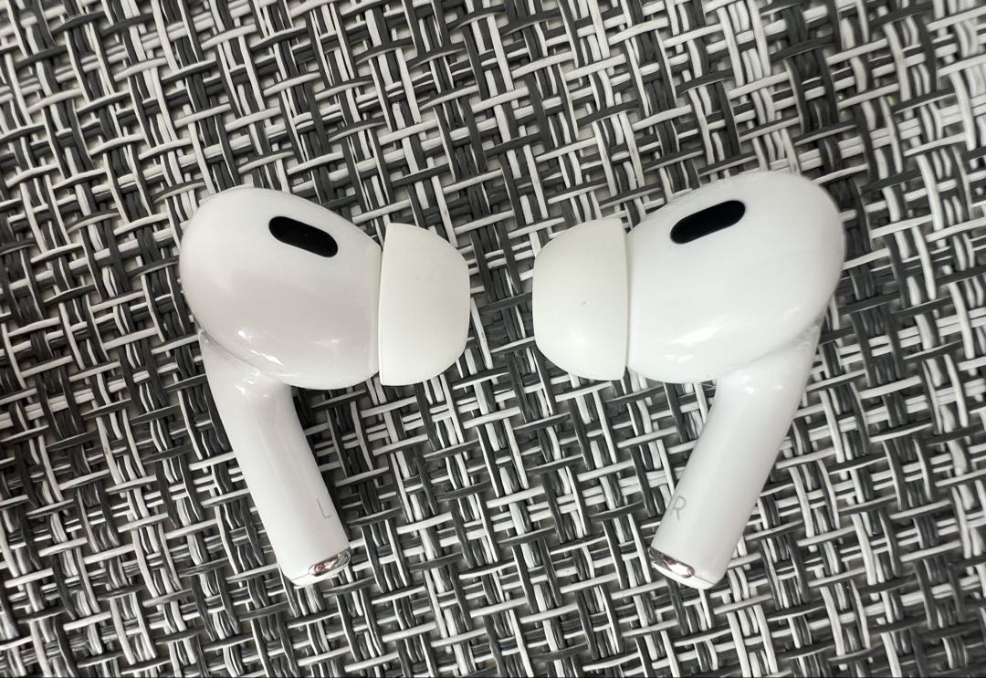 【早い者勝ち】AirPods Pro 2 本体、両耳、未使用充電ケーブルもセット