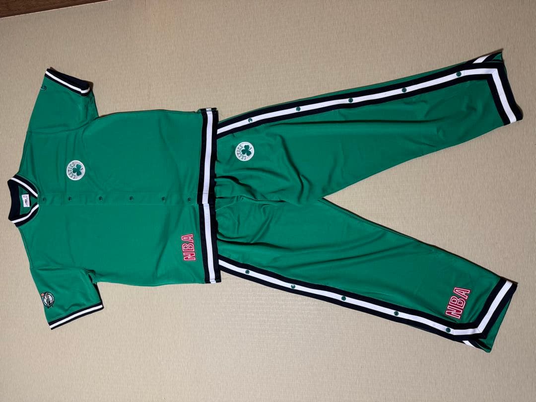 NBA セルティックスのウォームアップジャージ。かなりカッコいいです！
