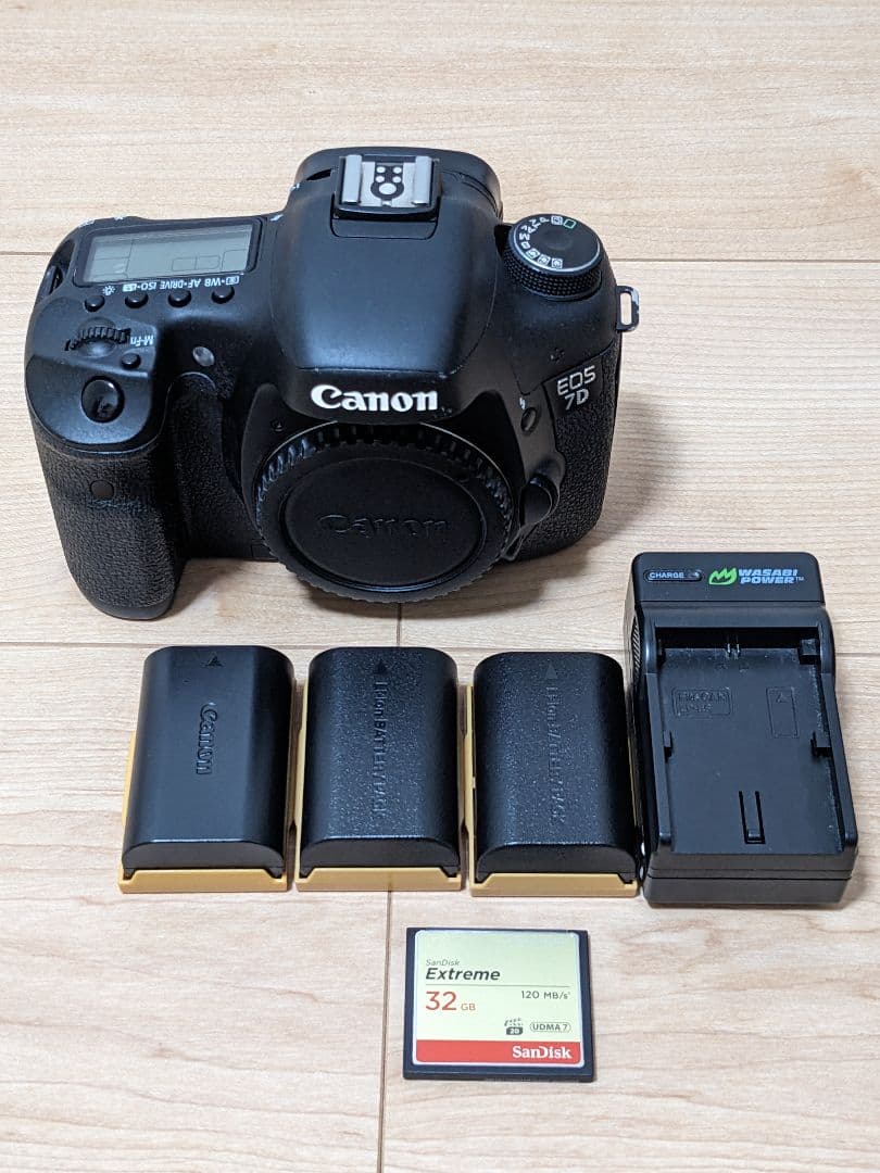 Canon EOS 7D ボディ　バッテリー3個・充電器・CF付き