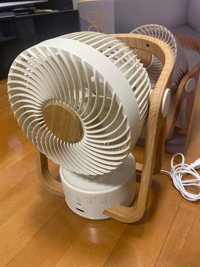 木製フレームの家庭用扇風機