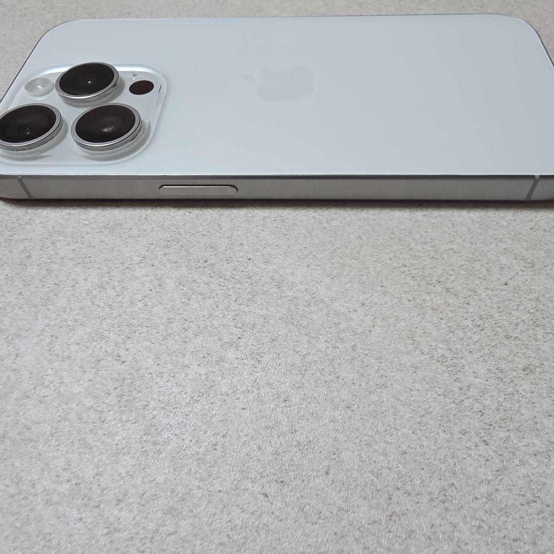 美品iPhone 15 Pro 256GBホワイトチタニウム Apple 携帯
