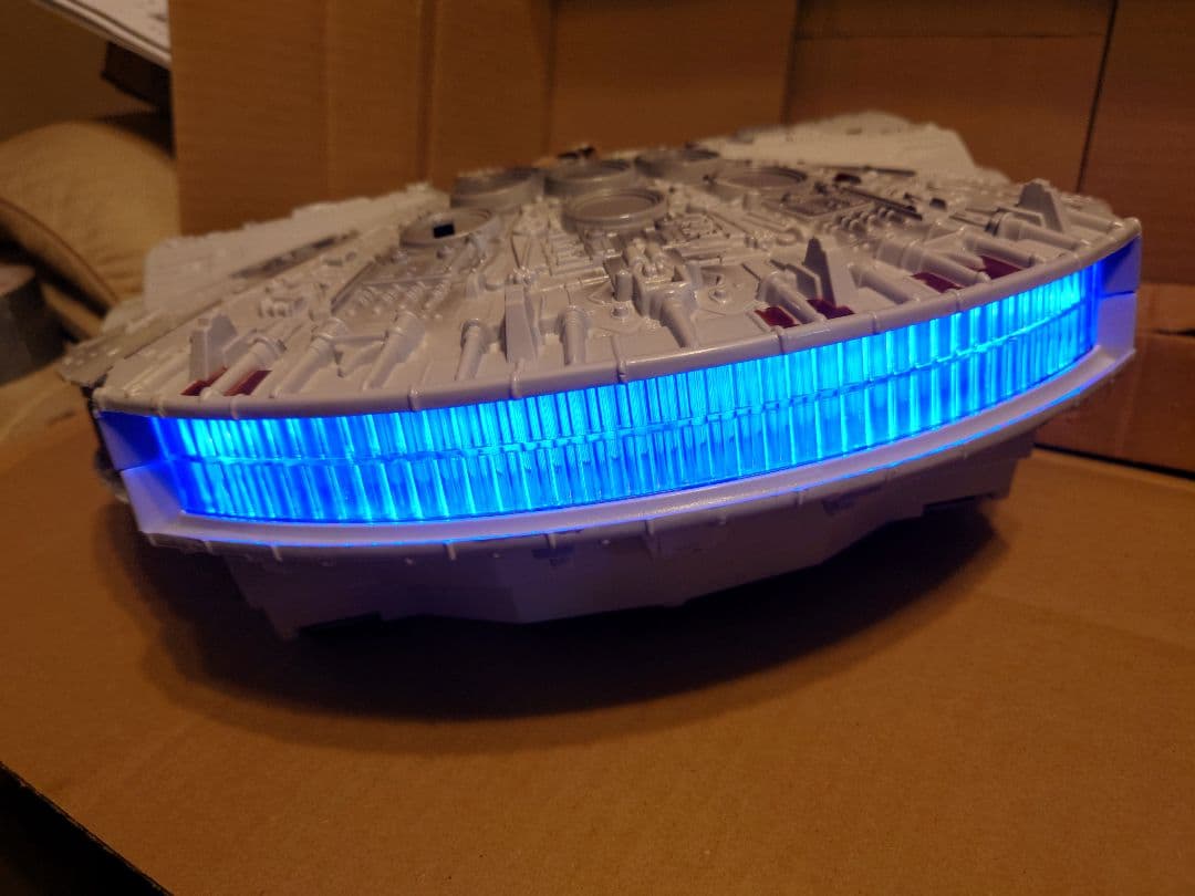 ハズブロ スターウォーズ トリロジー ミレニアム・ファルコン フィギュア付き！！