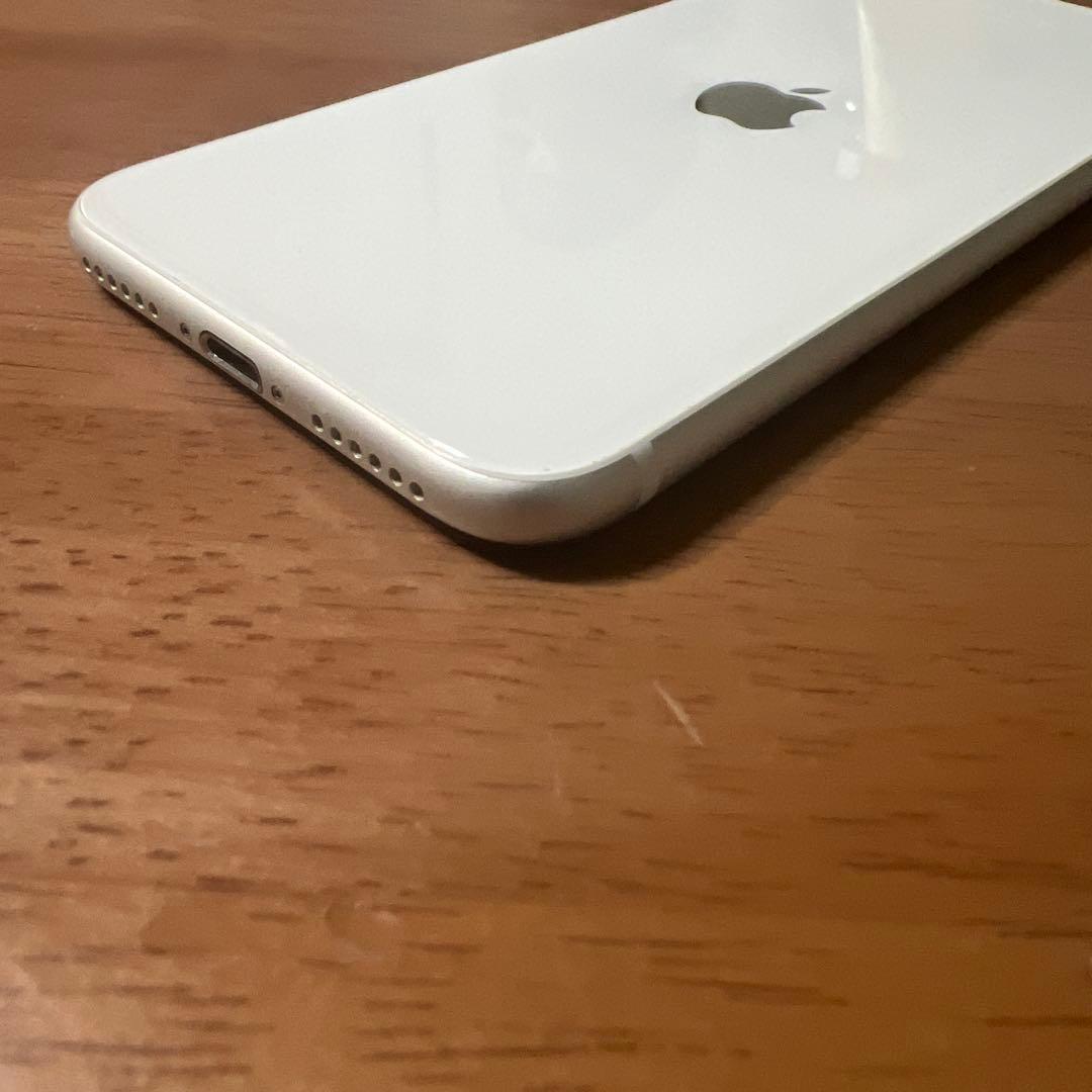 iPhone se 第二世代 64GB ホワイト simフリー　バッテリー85%