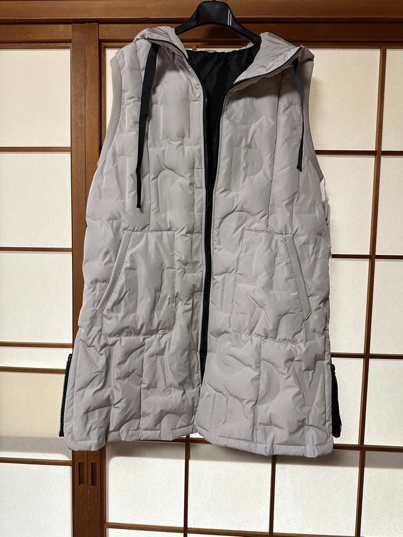 新品タグ付フード付ダウン入りキルティングジレ　ライトグレー　両サイドスリット入