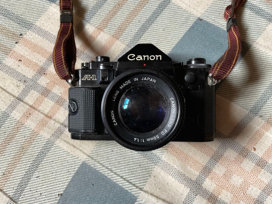 Canon A-1。　814000。カバー無し、レンズキャップ無し、取扱書無し。