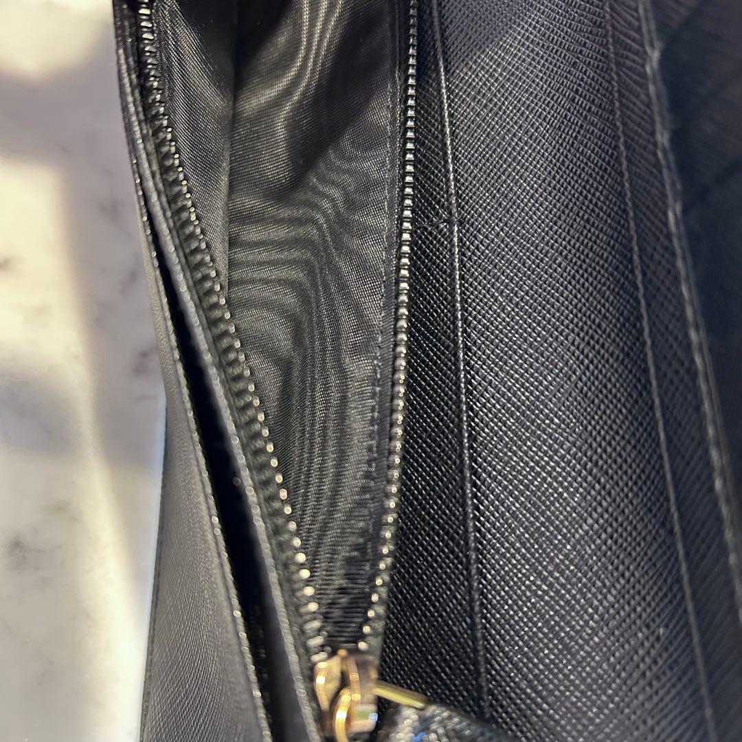 新品未使用　PRADA 　サフィアーノ　2つ折り長財布ブラック　金ロゴ