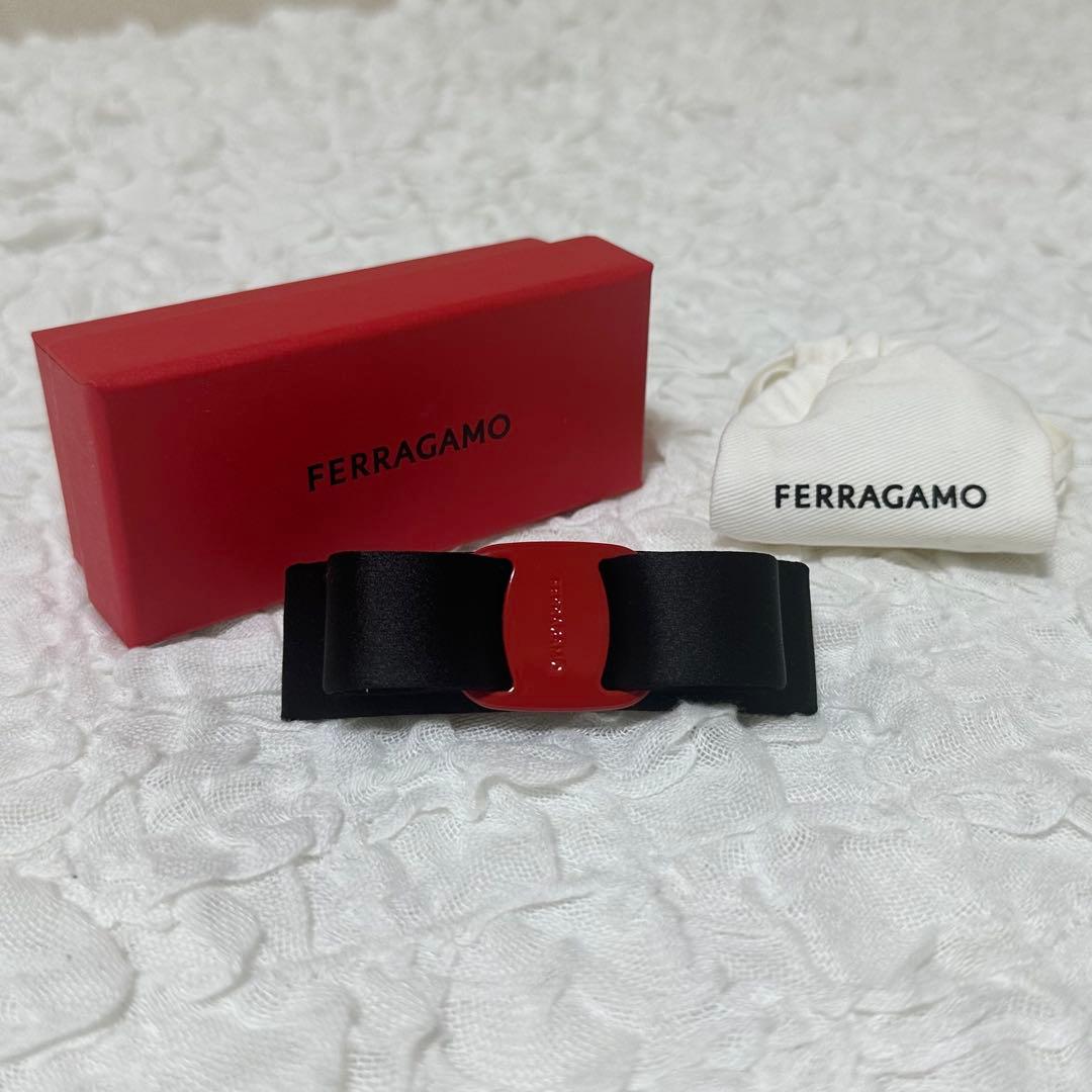 【FERRAGAMO】リボンヘアバレッタ　ブラック×レッド