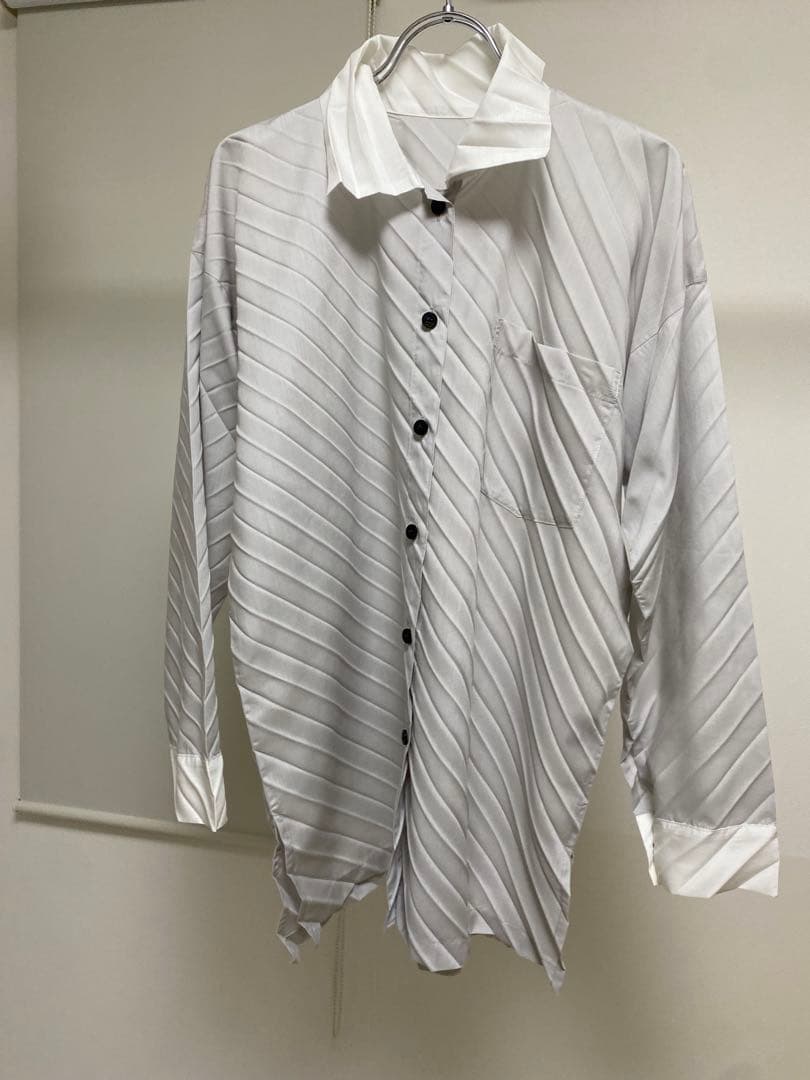 me by ISSEY MIYAKE 斜めプリーツシャツ スリット 白 長袖