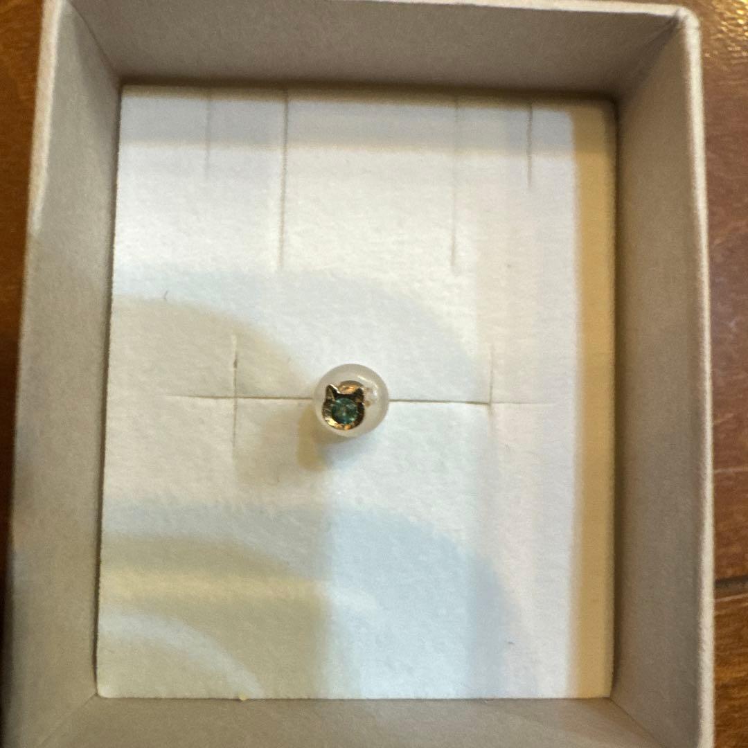 ヴァンドーム青山　ネコピアス　エメラルド