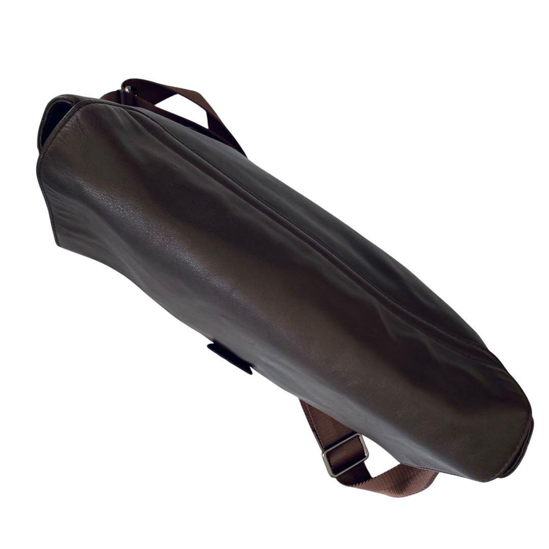 HUGO BOSS ヒューゴボス 美品 レザー メッセンジャーバッグ A4収納