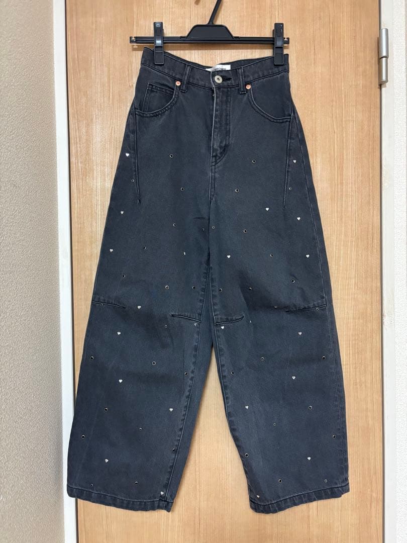 リリーブラウン Lily Brown ハートビジューワイドデニムパンツ　ブラック