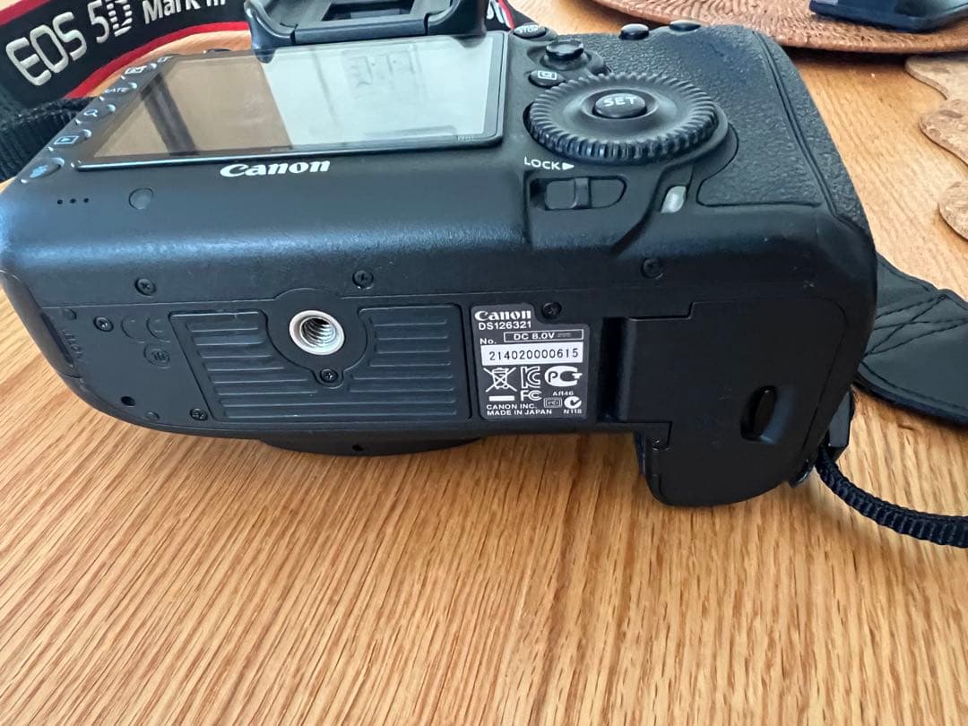 Canon EOS 5D Mark III 本体（バッテリー・CFカード付）