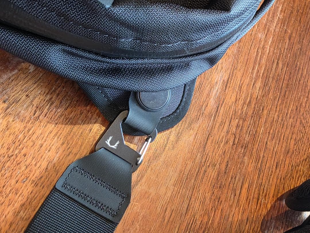 バッグ BLACK EMBER The Grip Sling