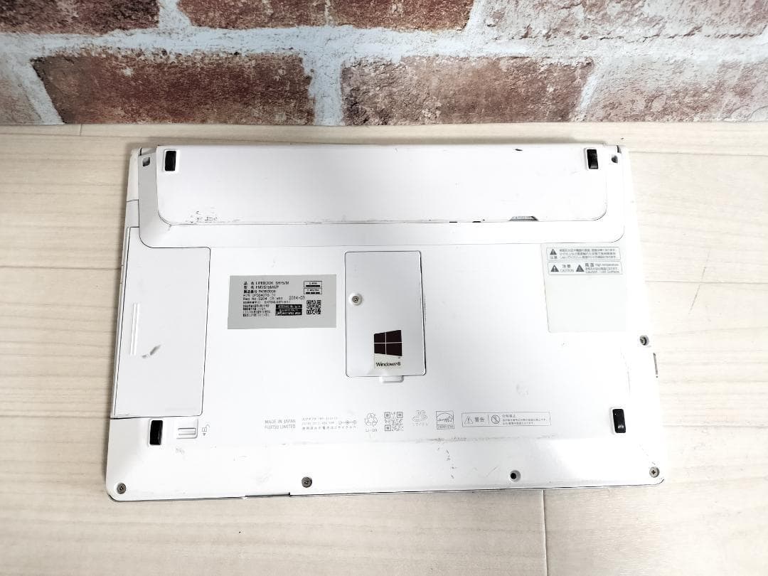 表が白、中はシルバーの富士通お洒落ノートPC★windows11⓪