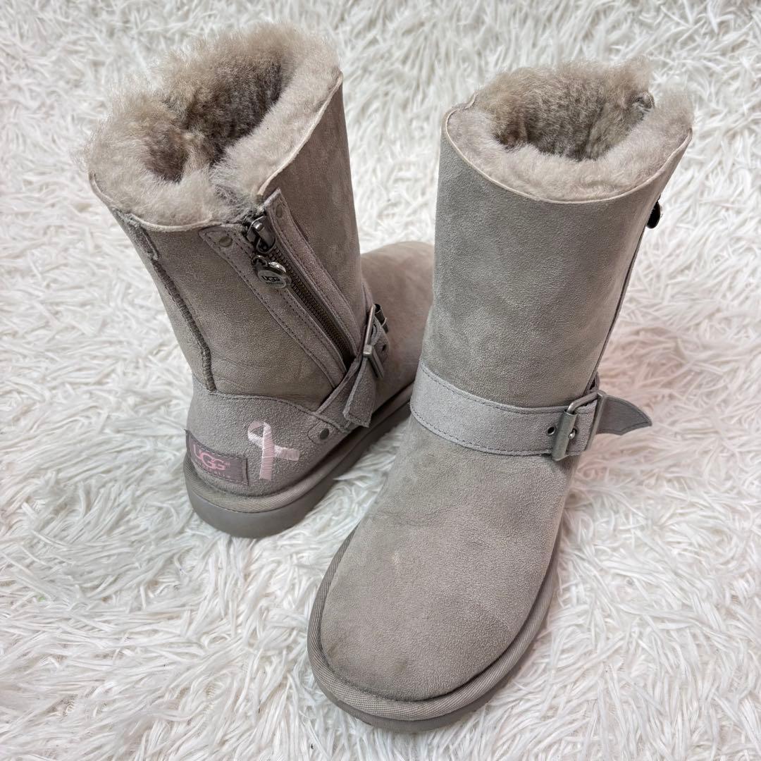 アメリカ限定品✨️UGG ムートンブーツ ピンクリボン ブレイズ 刺繍 チャーム
