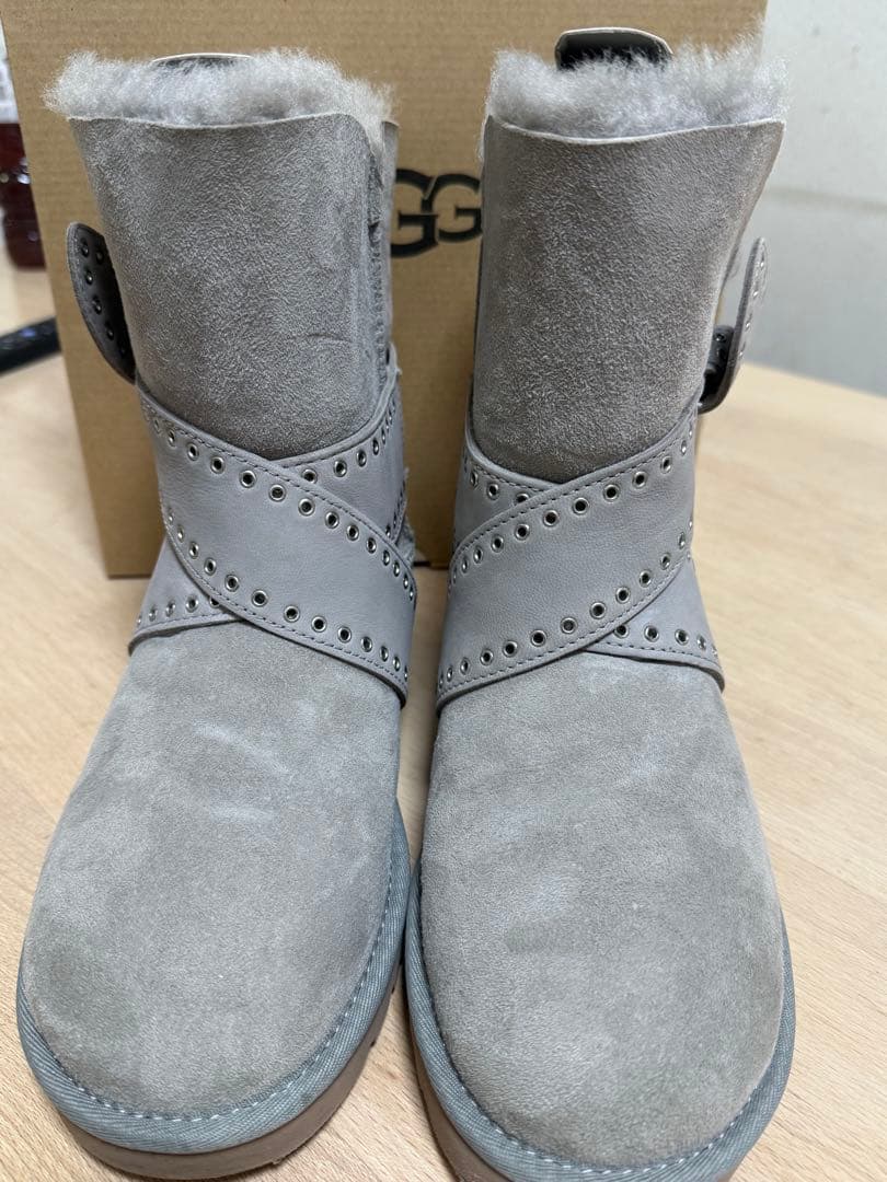 UGG グレー スタッズ付きムートンブーツ