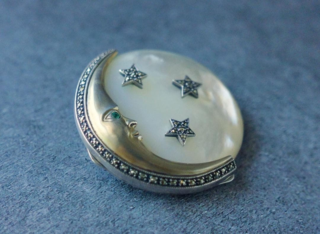 アメリカンヴィンテージ マザーオブパール エメラルドの瞳を持つ月 ブローチ 希少