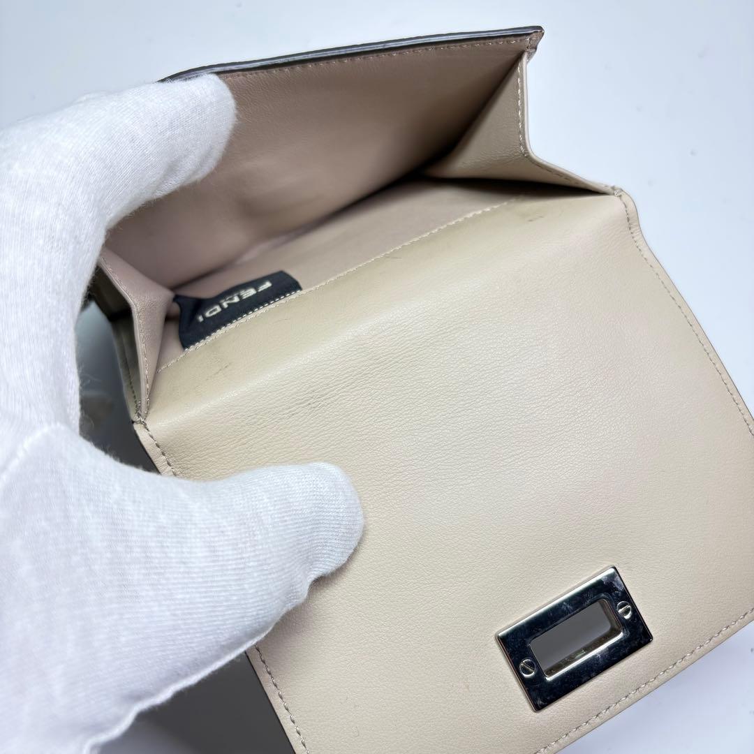 美品　フェンディ レザー ピーカブー セレリア　二つ折り財布　ホワイト