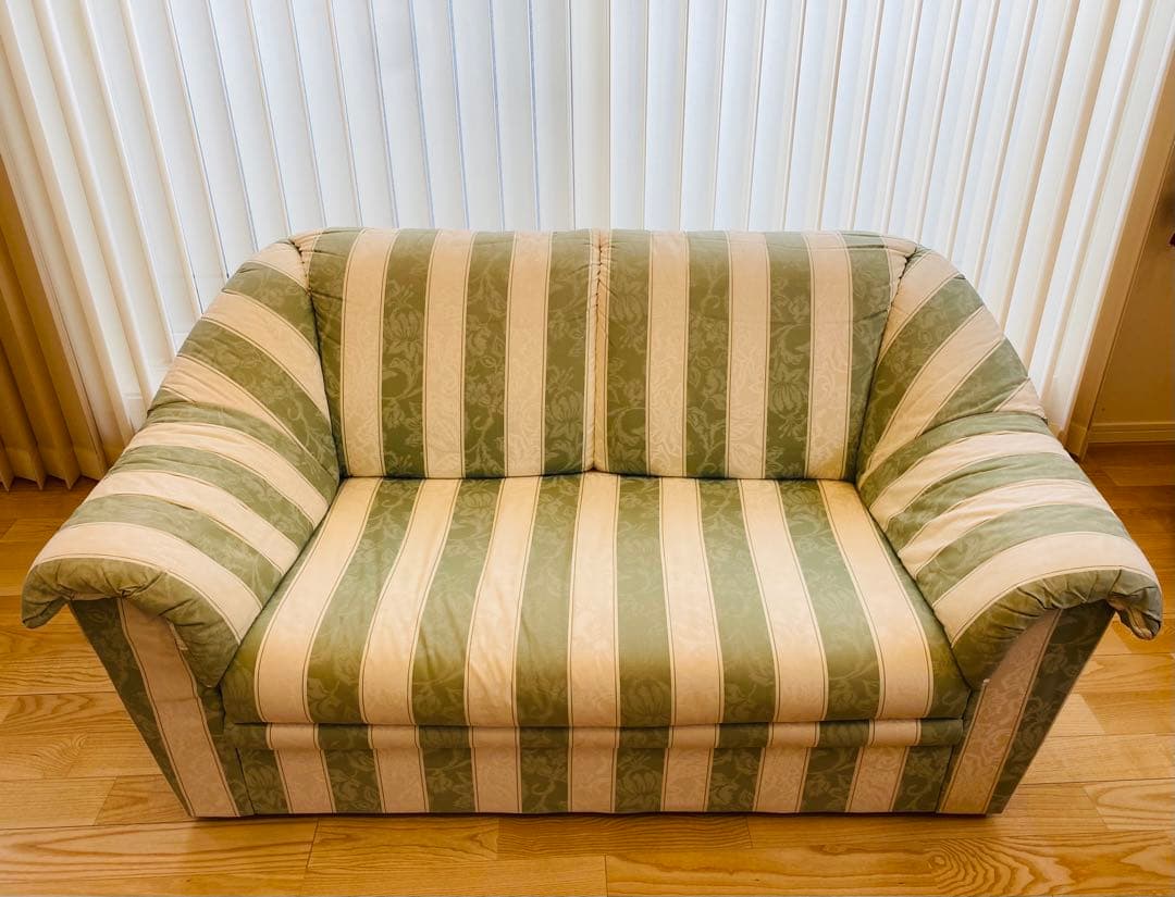 緑と白のストライプ 2人掛けソファ