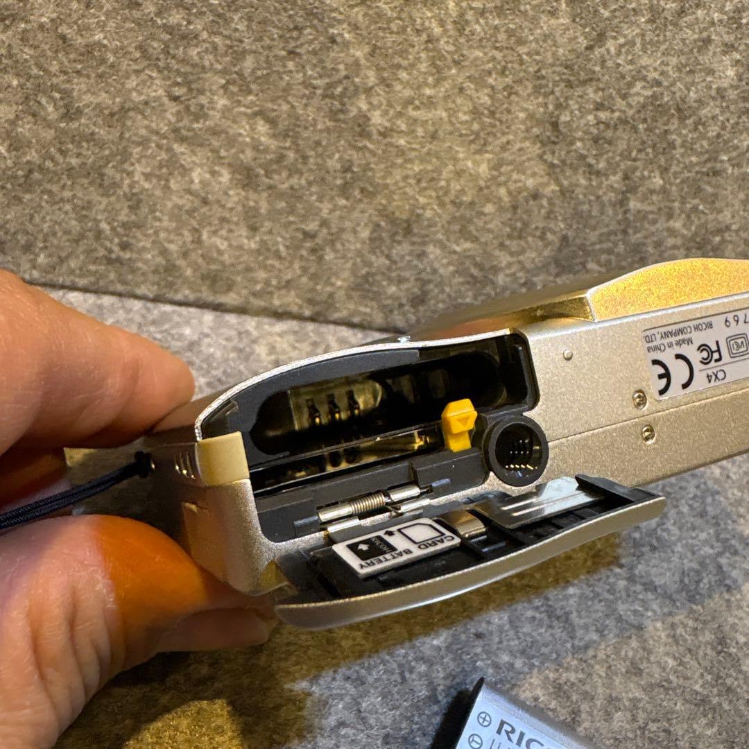 【美品】RICOH CX4 シルバー コンパクトデジタルカメラ